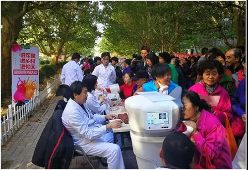 4慈銘進(jìn)社區(qū)義診現(xiàn)場(chǎng)火爆.jpg