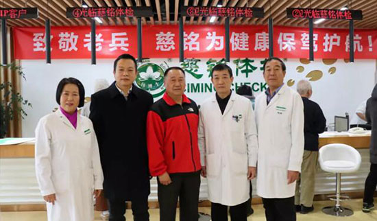 8楊豐偉副書記與房淑華院長、退伍老兵醫(yī)生和來體檢退伍老兵合影.jpg