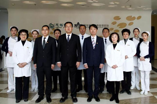 6慈銘體檢集團聯(lián)席總裁韓圣群,北京公司常務副總張碩和醫(yī)療管理團隊及員工代表集體向社會鄭重承諾“生命之托,質(zhì)量為本”.jpg 6慈銘體檢集團聯(lián)席總裁韓圣群,北京公司常務副總張碩和醫(yī)療管理團隊及員工代表集體向社會鄭重承諾“生命之托,質(zhì)量為本”.jpg