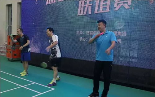2羽毛球世界冠軍董炯、慈銘集團副總裁羅貴林、上屆衛冕冠軍民政部代表一起舉行開球儀式.jpg